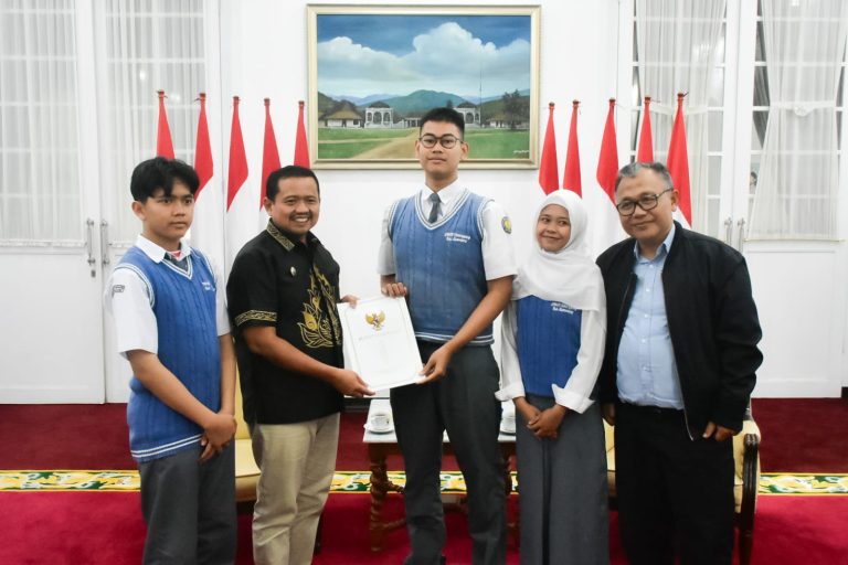 Dony Lepas Tiga Pelajar Sumedang Menuju Lomba Fotografi Internasional di Jepang.